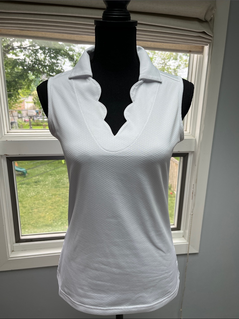 Pebble Beach White Scallop V-Neck Sleeveless Collared Tank